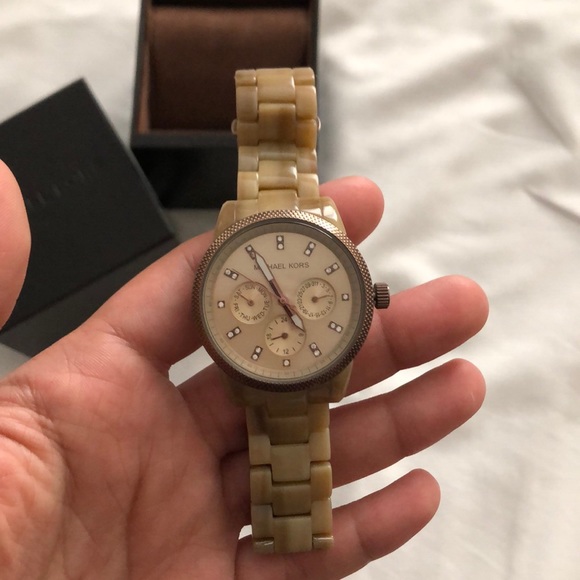 Women’s MK watch - Picture 4 of 6